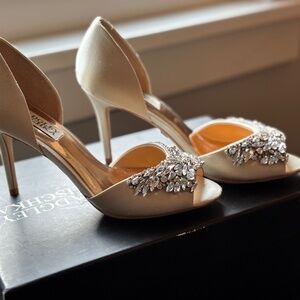 NEW Badgley Mischka Candace Ivory - Size 6